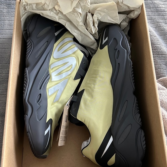Yeezy 700 boost never worn display picture 1